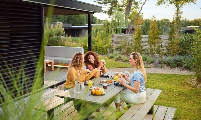 Elst Casa | These Eco-Lodges are equipped for 12 people and have one hot tub. From your own terrace, you can therefore completely relax and enjoy your own wellness moment!