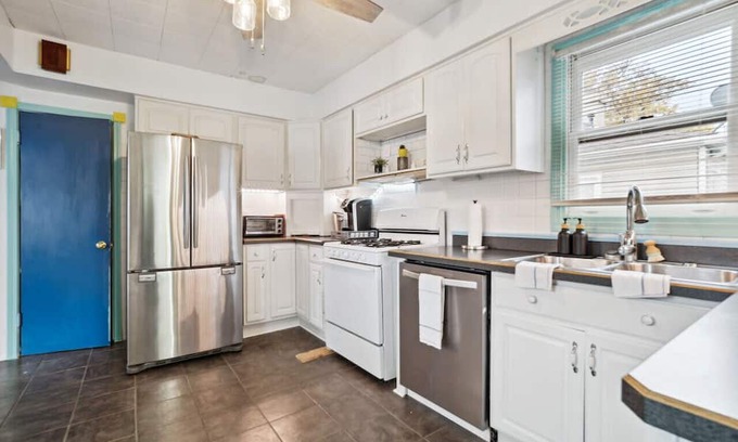 Mayfield Heights Casa | Charming Colorful Cottage
