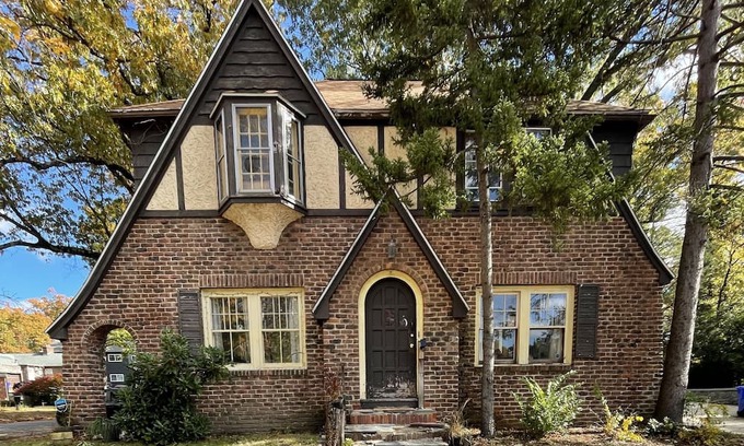 Springfield Casa | Comfortable Tudor next to all the w MA college’s . lake and park steps away, MGM