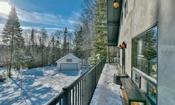 Les Pays-d'en-Haut Regional County Municipality Chalet De Esquí | 4 Br Luxury St-Sauveur Chalet & Pool, Swim Spa, fireplace, close to Ski resort