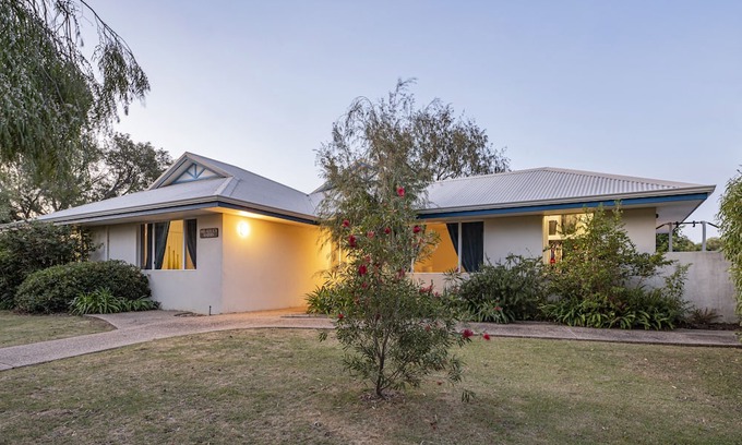 Quindalup Casa | Coastal Oasis - Family & Pet Friendly + only 400m from beach
