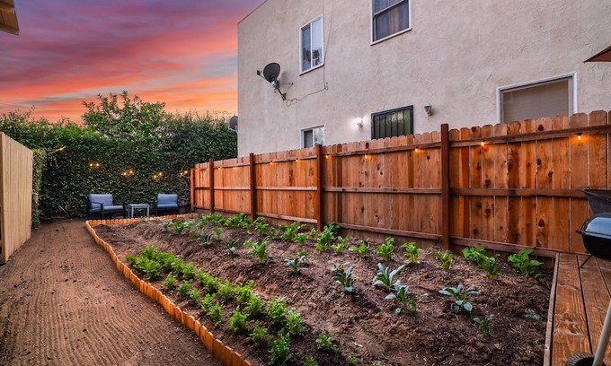 Willmore Apartamento | NEW Mid Term Rental: Backyard & Deck, Beautiful garden, Parking Garage, Pets Ok