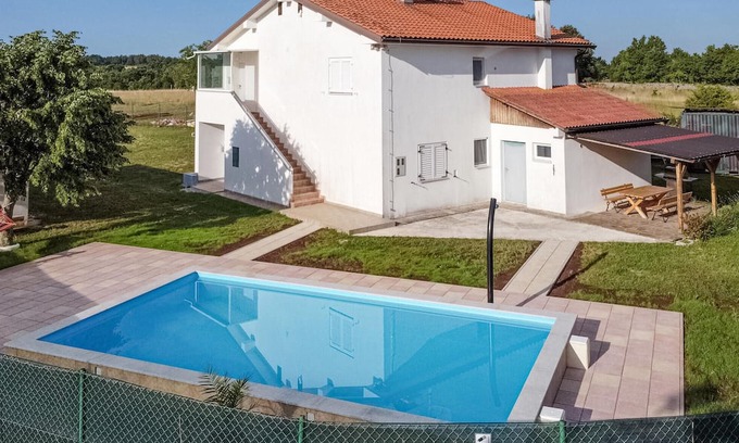 Prkacini Apartamento | Ideal apartment for your family vacation with pool in a quiet location in Vidulini.