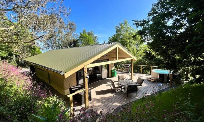 Kingsbridge Cabina | Eucalyptus Lodge @ Lower Coombe Royal Hot tub