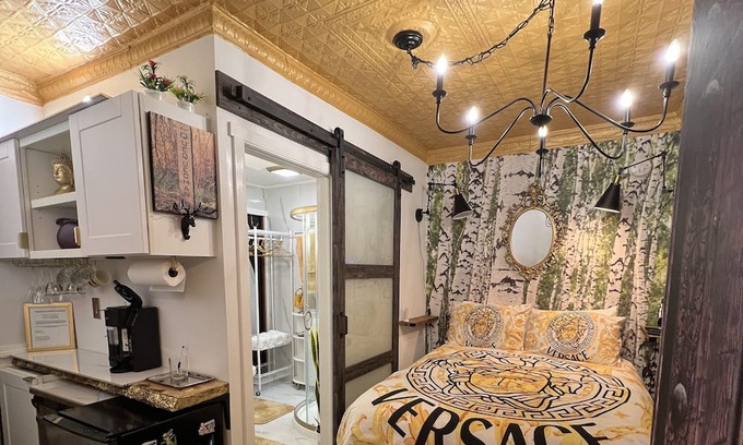 Fall River Apartamento | Luxurious bedroom with private bathroom in the Flint Village area of Fall River