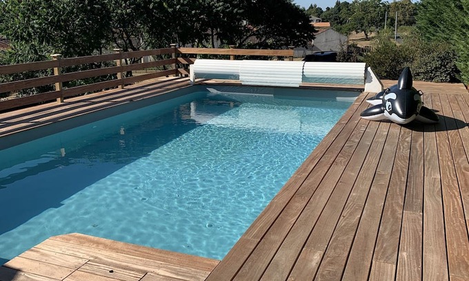 Saint-Hilaire-de-Voust Otro | Comfortable, family-friendly farmhouse with private pool in village location.