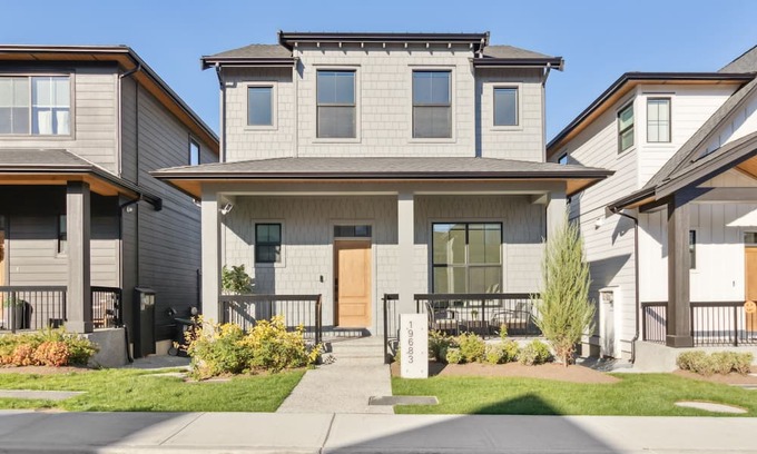 Willoughby Casa | Luxurious, Modern & Stylish 2 Bedroom Suite, Near Vancouver, Pet Friendly