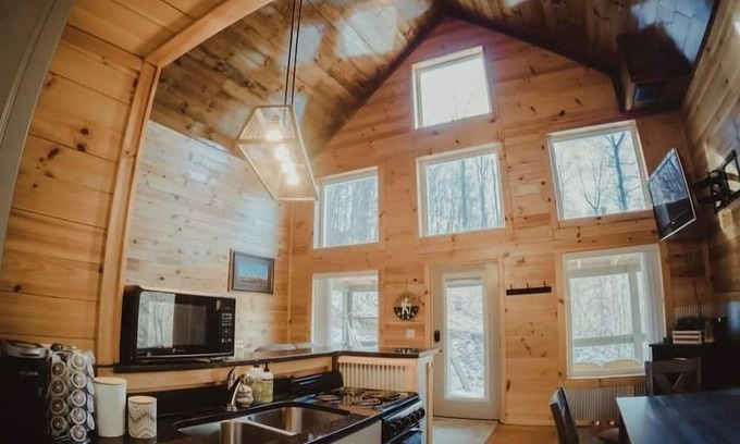 Campton Cabina | Secluded forest getaway on 50 acres, near RRG