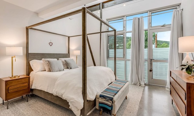 Emma Condominio | Chic Modern Living in Basalt. Artist studio optional and pet friendly!