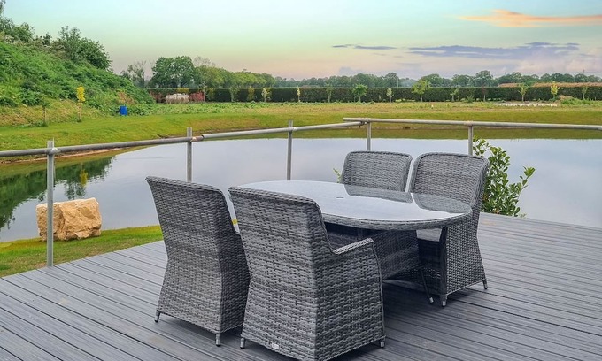 Sturton By Stow Cabina | 2 bedroom accommodation in Thorney, Nr Lincoln