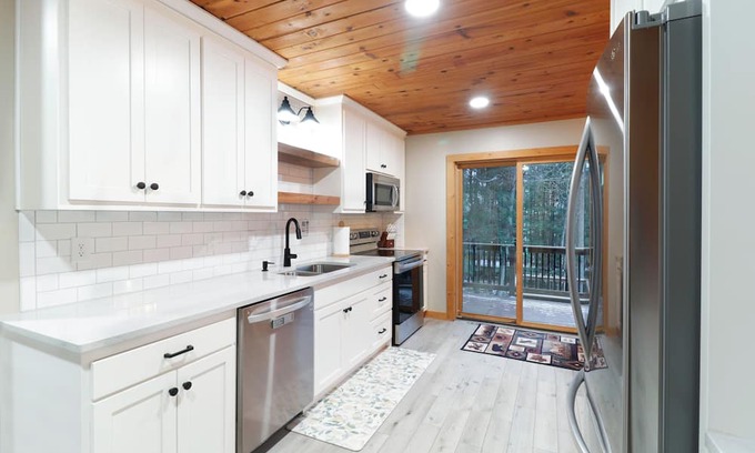 Ontonagon Cabina | Driftwood Cabin on Lake Superior Beach, Close to Porcupine Mountain State Park!