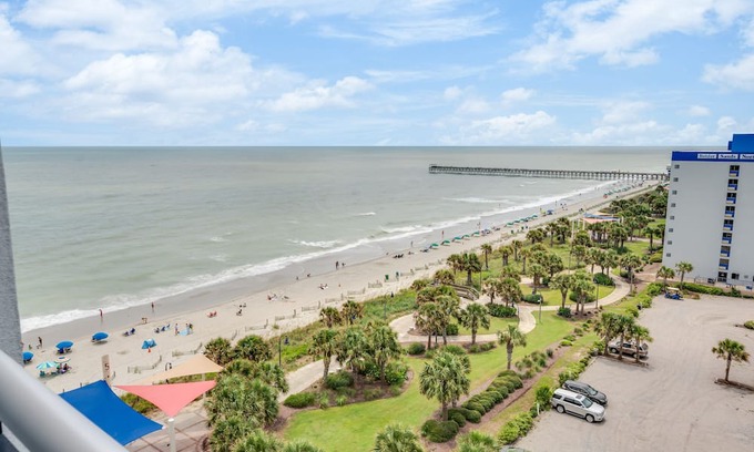 Downtown Myrtle Beach Condominio | 2BR Pools, Views, Direct Oceanfront, Bay View!