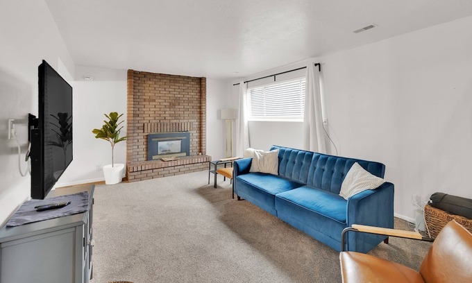 Canyon Rim Casa | New Listing! Updated, Convenient Urban Location Near Mountains, Covered Parking