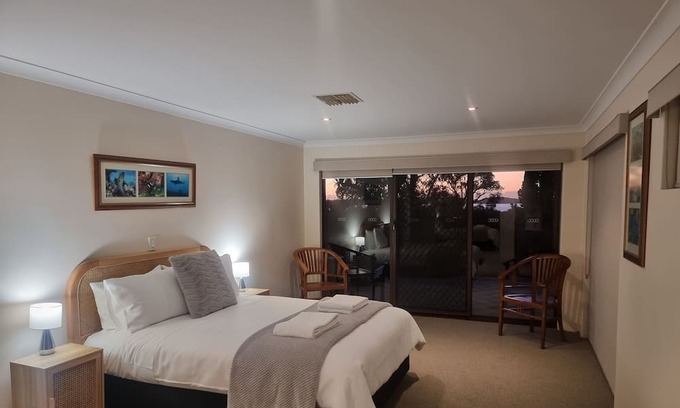 Leschenault Casa | Three Waters Australind 4 Bedroom Water Views with Pool