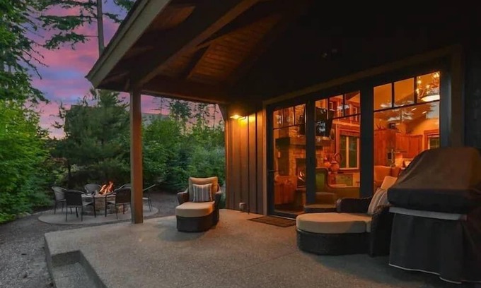 Cle Elum Casa | Fairway Haven: Spacious Lodge for 14 with Main House and Apartment on the Golf Course