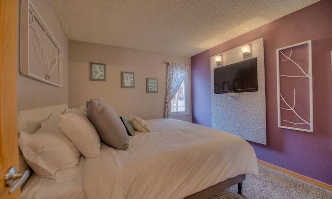 Peak 8 Hotel | Peak 8 Miners Getaway - Walk or Bus to Lifts!