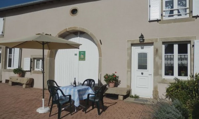 Lironcourt Casa | Gîte de Charme avec Terrasse près de Bourbonne-les-Bains, 2 chambres, poêle à bois, Wifi inclus -