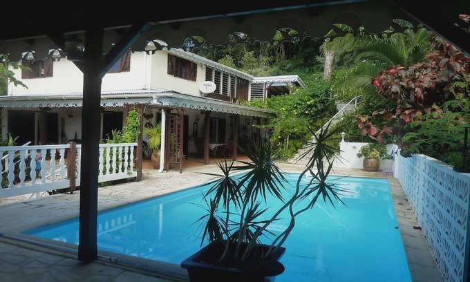Les Abymes Apartamento | Charming studio in a tropical garden. with swimming pool, free wifi and parking.