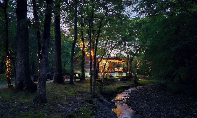 Caddo Gap Cabina | Lil' Rustic Retreat w/Hot Tub Near Little Missouri Falls and Caddo River