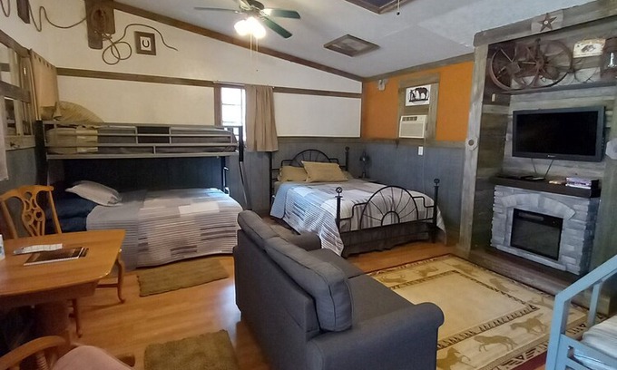 Canton Cabaña | Old Western Bunkhouse Sleeps 9 "Trail's End Corral"