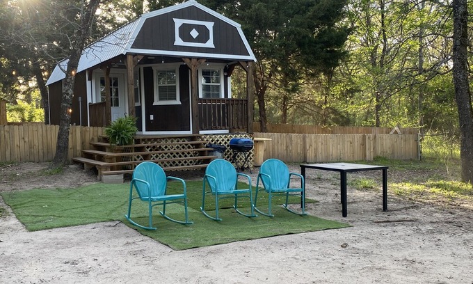 Quinlan Cabina | Lake Front Relaxing- HOT TUB-TINY Cabin