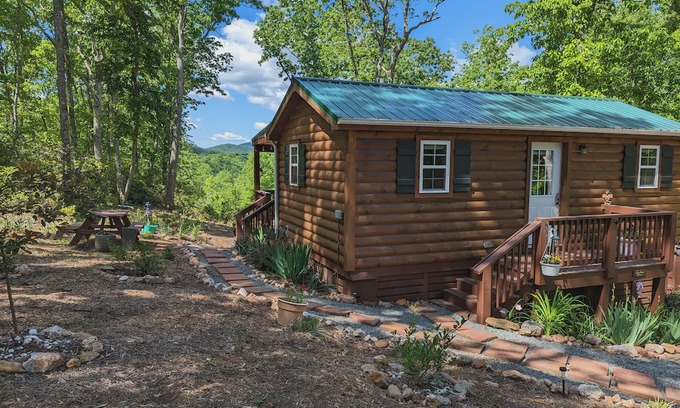 Schuyler Cabina | Cozy cabin for 2 w/great mt views & walking trails!