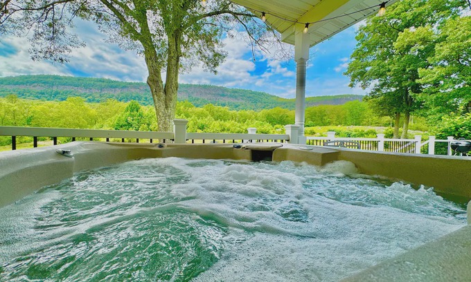 Gardiner Casa | Yuzu-stunning mountain views family home with a hot tub and a camper, sleeps 15
