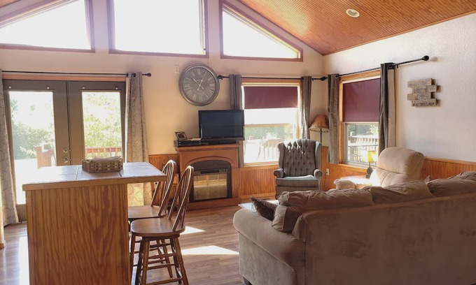 Hatton Cabina | Secluded cabin w/big wrap around deck minutes away from Cossatot River