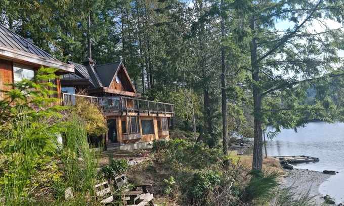 Salt Spring Island Casa | Charming waterfront Salt Spring Island B&B