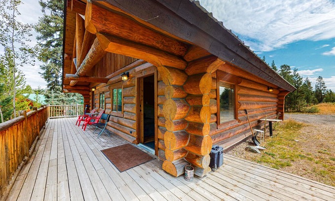Lac Le Jeune Cabina | Side-by-side cabins with decks, 2 full kitchens, and free internet