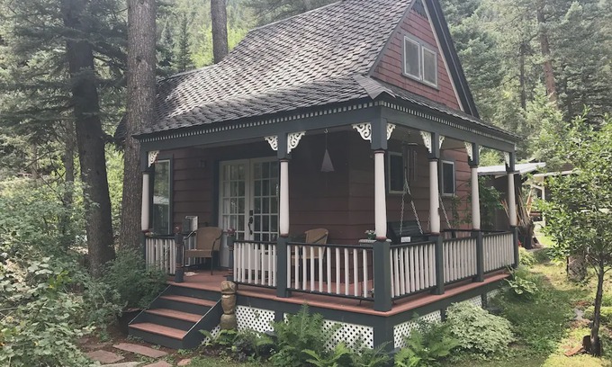 Cascade Cabaña | Cottage Next to the Creek in Historic Cascade Canyon At The Foot Of Pikes Peak