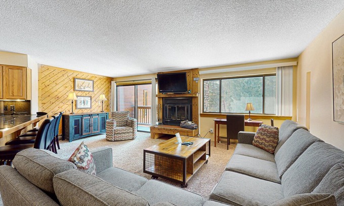 Four O'Clock Condominio | Sunny ski-in condo with mountain views, hot tubs, pool, fireplace, firepit, & gym