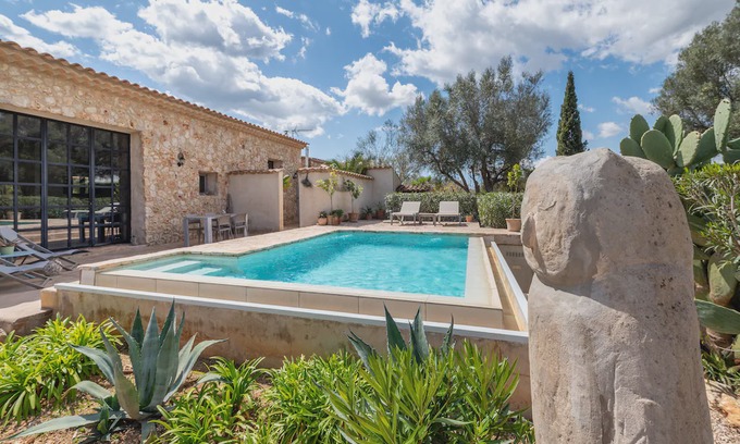 Costitx Casa | Holiday Home 'Cascada' with Mountain View, Private Pool and Wi-Fi