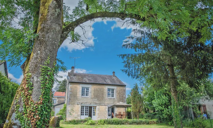 Guignicourt-sur-Vence Casa | Authentic house with view in French Ardennes
