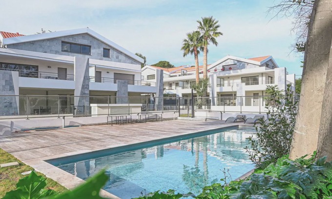 Les Lecques Apartamento | Beachside Luxury Apartment with Pool Access