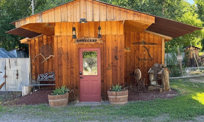 Collbran Cabina | Rustic cabin centrally located in Collbran, Colorado