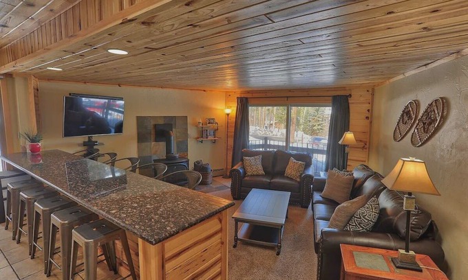 Peak 8 Condominio | Goldcamp Launchpad - Location, Hike & Hot Tub!