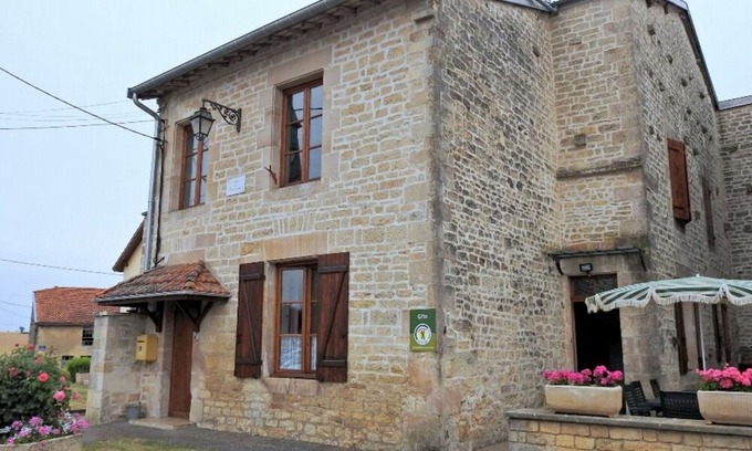 Ferriere-et-Lafolie Cabaña | Charming Restored House, Close to Amenities with Enclosed Yard and Modern Comforts