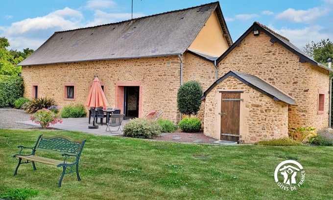 Cosse-le-Vivien Cabaña | Comfy cottage with terrace, pétanque, WiFi, accessible room