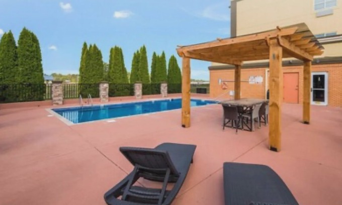 Madison Hotel | Clarion Pointe Madison-Huntsville