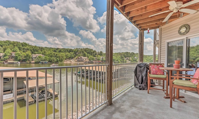 Camdenton Apartamento | Lake View, Pool Access Idyllic Camdenton Condo!
