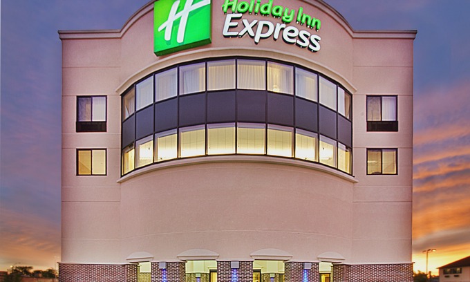 Waterloo Hotel | Holiday Inn Express- Waterloo/Cedar Falls by IHG