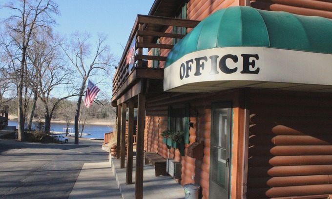 Lake Delton Hotel | Cedar Lodge and Settlement