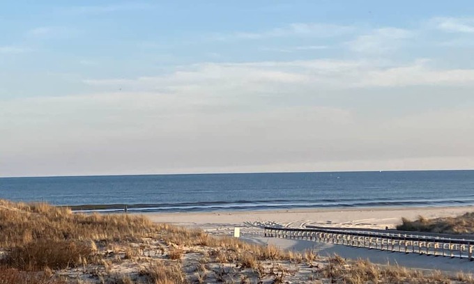 Gold Coast Condominio | Come vacation at this 4 bedroom, 3 bath beach front property.