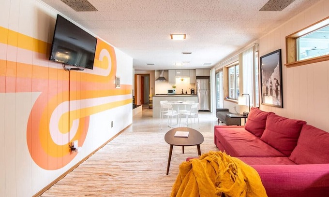 White Center Casa | Basement Apartment w/ Hot Tub & Bombshelter!