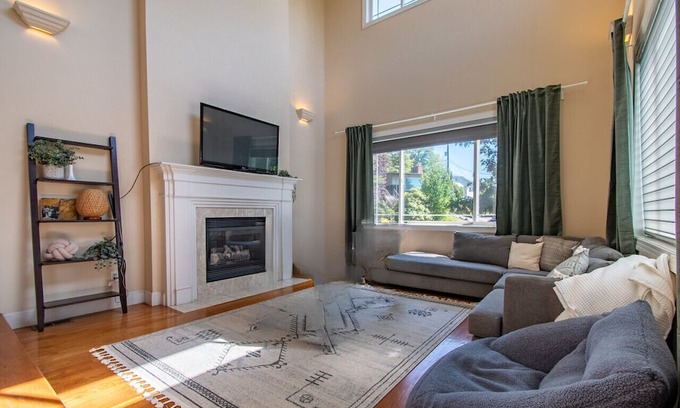 South Seattle Casa | Short Drive to Stadiums - Large 4 Bedroom House