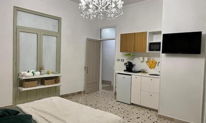 Carini Apartamento | Cute Deluxe cozy room with bathroom, kitchen and garden