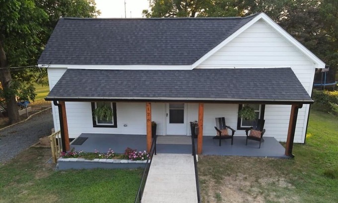 Fort Mill Casa | COZY Downtown FORT MILL...1/2 block to MAIN STREET Restaurants* (3 bd, 2 ba)