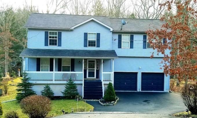 Bushkill Casa | Tranquil Waterfront Oasis w/ Swingset, Firepit & Wi-Fi, Near Trails & Waterfalls