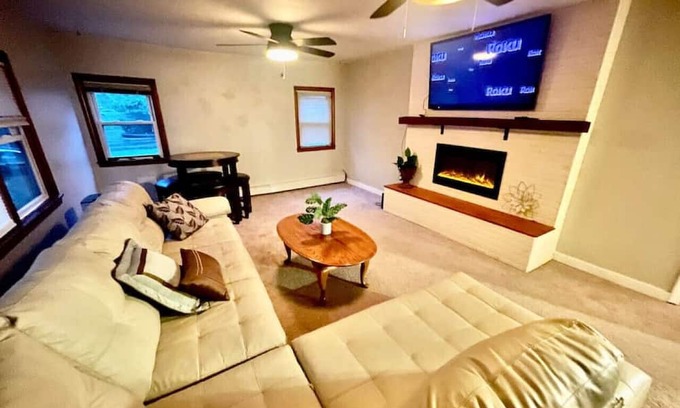 West Bloomfield Casa | Union Lake Retreat**